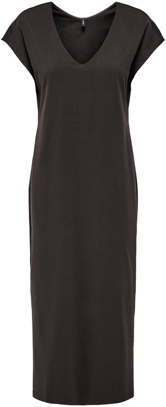 Robe mi-longue noire à col en V et manches courtes, sur fond blanc.