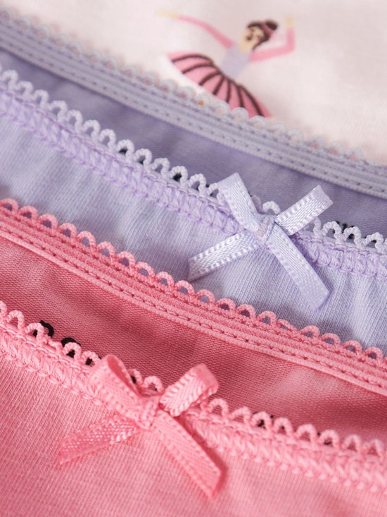 Drie onderbroeken opgestapeld, roze, paars en beige met ballerina print. Afgewerkt met strikjes en kanten randje.