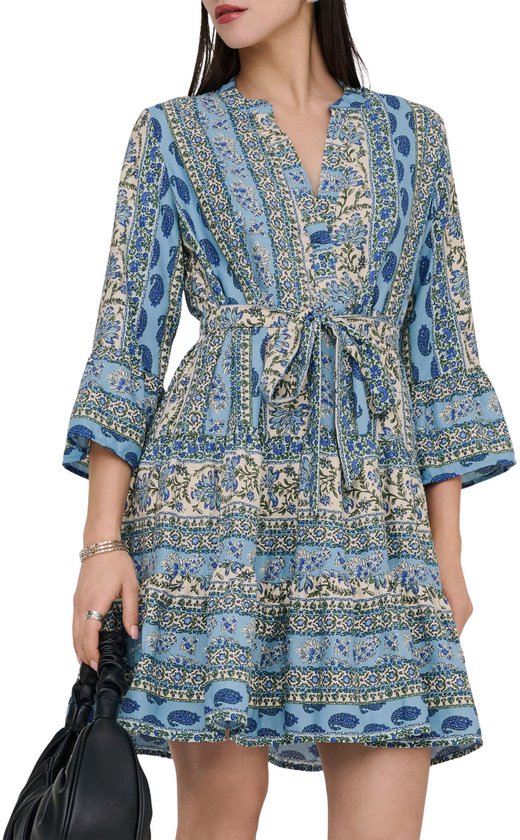 Robe courte bleue à encolure en V, manches trois-quarts et ceinture. La robe est décorée d'un motif cachemire et floral détaillé.