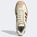 Bovenkant crème Adidas sneaker met bordeauxrode strepen, bordeauxrode hiel en beige neusstuk.