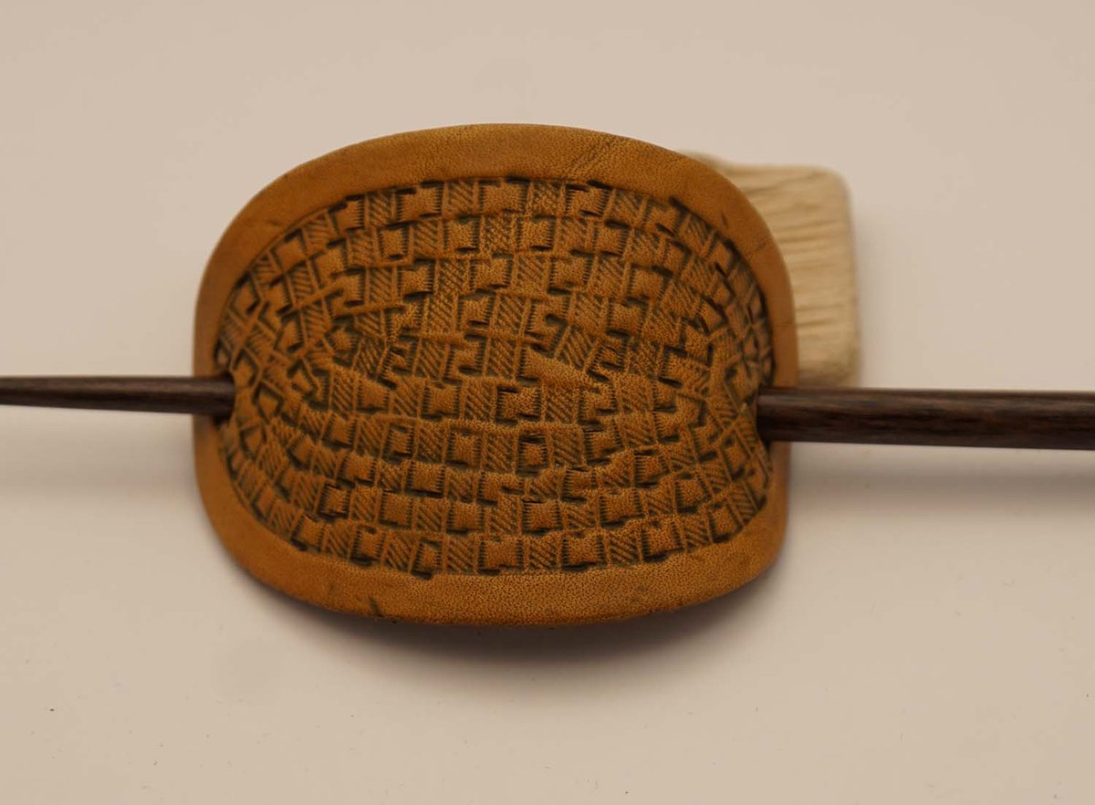 Leren beige haarspeld + stokje hout sierwerk - lederen haarspeld van een design motieven - stevige haarspeld - modern lederen haarspeld - dames haarspeld - sierlijke haarspeld - unieke haarspeld - aparte haarspeld - handgemaakte haarspeld