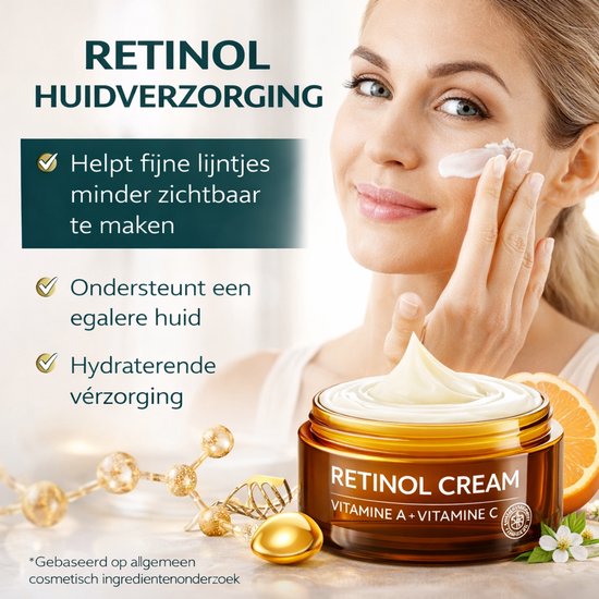 Vrouw brengt crème aan op haar gezicht, met potje retinol crème en sinaasappelpartjes.