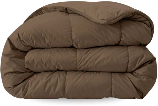 Gevouwen bruin dekbed met horizontale stiksels.