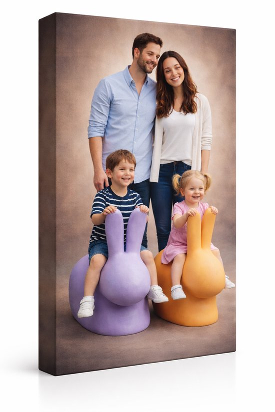 Une famille de quatre personnes ; les parents se tiennent derrière leurs enfants assis sur des œufs de Pâques.