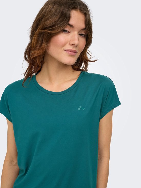 Model met een donkergroen Only Play t-shirt met korte mouwen, logo op de borst.