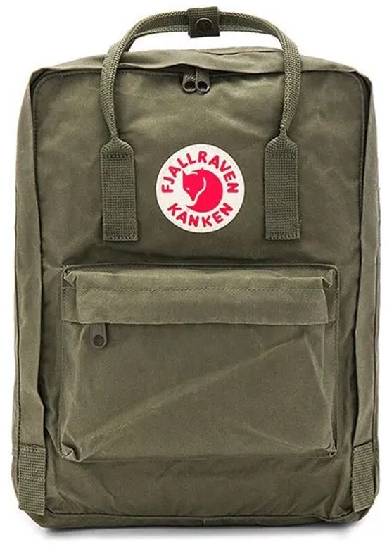 Groene Fjallraven Kanken rugzak met ritsvak voor, handvatten en het Fjallraven logo.