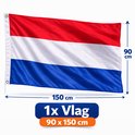 Nederlandse vlag van 90 x 150 cm met horizontale banen rood, wit en blauw.