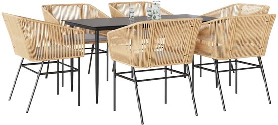 Zes bruine polyrotan stoelen met grijze kussens rondom een zwarte tafel met glazen blad.