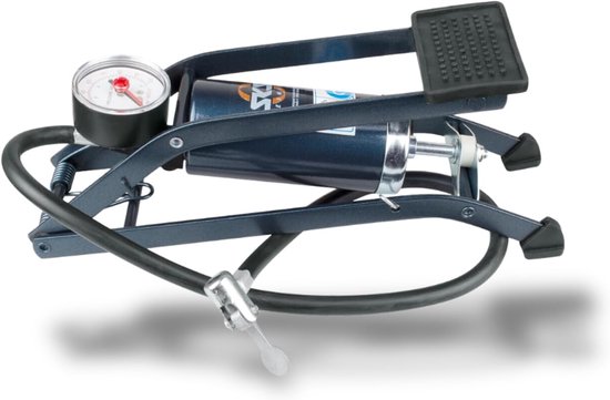 Zwarte en blauw metallic fietspomp met rubberen voetpedaal en slang met manometer.