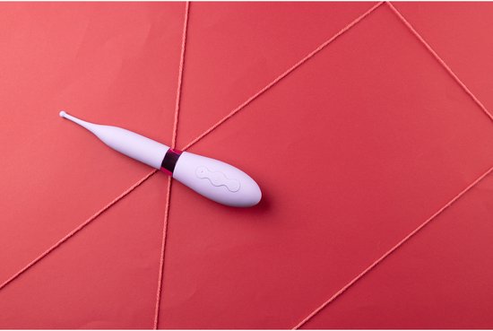 Paarse vibrator met siliconen punt en paarse band, op rood papier met touw.