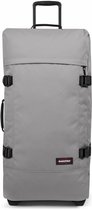 Grijze Eastpak koffer met zwarte banden, handvatten en wielen. Met rits en gespen.