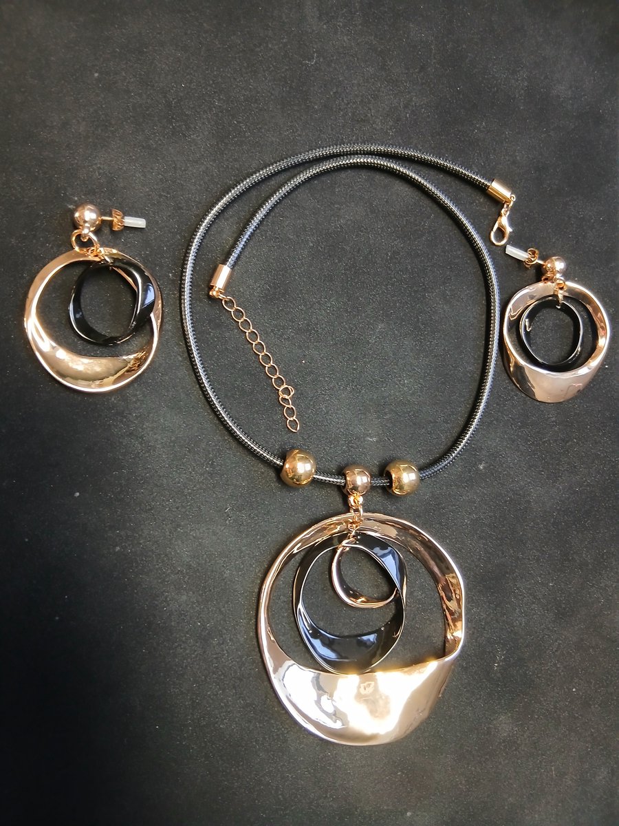 My Sweet Romance® - Dames Ketting met Bijpassende Oorbellen - Choker Goudkleurig met Zwart
