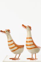 Twee metalen eenden met een oranje gestreepte trui en oranje hoedje.
