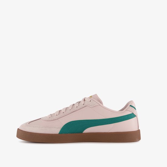 Roze Puma sneakers met groene Puma-strepen en bruine zool.