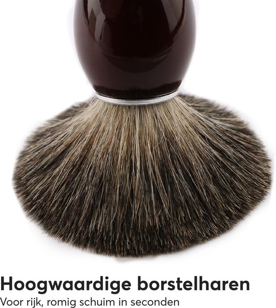 Close-up van de bruine en grijze borstelharen van een scheerkwast met een glanzend bruin handvat.