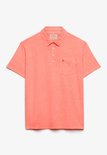 Koraalrood gemêleerd poloshirt met korte mouwen, knoopsluiting en borstzak, getoond op witte achtergrond.