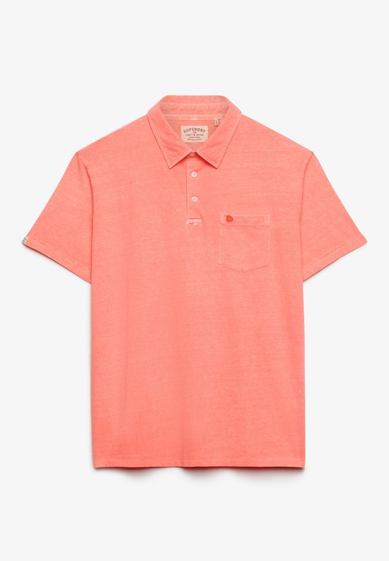 Koraalrood gemêleerd poloshirt met korte mouwen, knoopsluiting en borstzak, getoond op witte achtergrond.