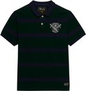 Groen poloshirt met marineblauwe strepen en geborduurd logo.