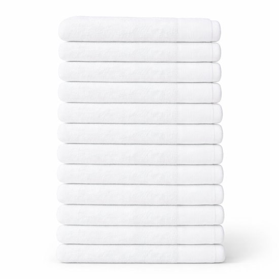 Pile de douze serviettes blanches.