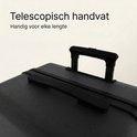 Detail van het zwarte telescopische handvat van de koffer.