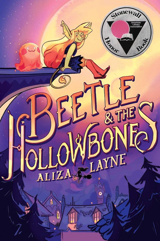 Boekomslag van 'Beetle & the Hollowbones' door Aliza Layne. Een elf met gele haren en oranje vleugels zit op een boog, met een spookje aan haar zijde. De titel staat centraal in de illustratie.