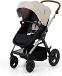 Beige kinderwagen met zilveren frame en zwarte zitting.