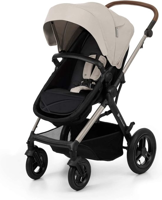 Beige kinderwagen met zilveren frame en zwarte zitting.
