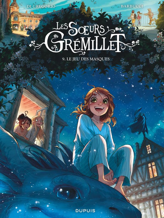 Een meisje in pyjama zit op een draak onder een sterrenhemel. Andere meisjes kijken uit een raam. De titel is 'Les Sœurs Grémillet 9. Le jeu des masques'.