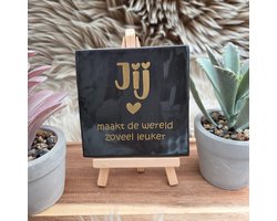 Robuust wenstegeltje - Romantisch Tegeltje – Jij Maakt de Wereld Zoveel Leuker – Liefde Cadeau - Hip trendy tegeltje – Wanddecoratie – Cadeau voor Nieuwe Woning, Housewarming of Gezinscadeau – Sfeervol en Persoonlijk - Vriend(in) – Trendy nu