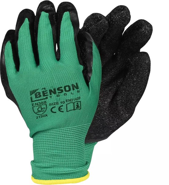 Twee groene werkhandschoenen, één met zwarte vingertoppen en polsband, de ander met een ruw zwart handpalm- en vingergedeelte. Maat 10.