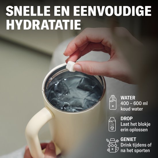 Een hand voegt een wit tablet toe aan een mok met ijswater. Tekst: Snelle en eenvoudige hydratatie.