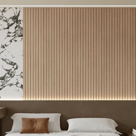 Slaapkamerwand met verticale bruine eiken panelen, marmeren accent en verlichting.