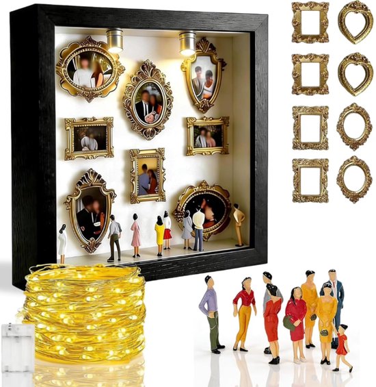 Een zwart display met gouden lijstjes en kleine mannetjes, met gouden LED-lichtjes en losse lijstjes.