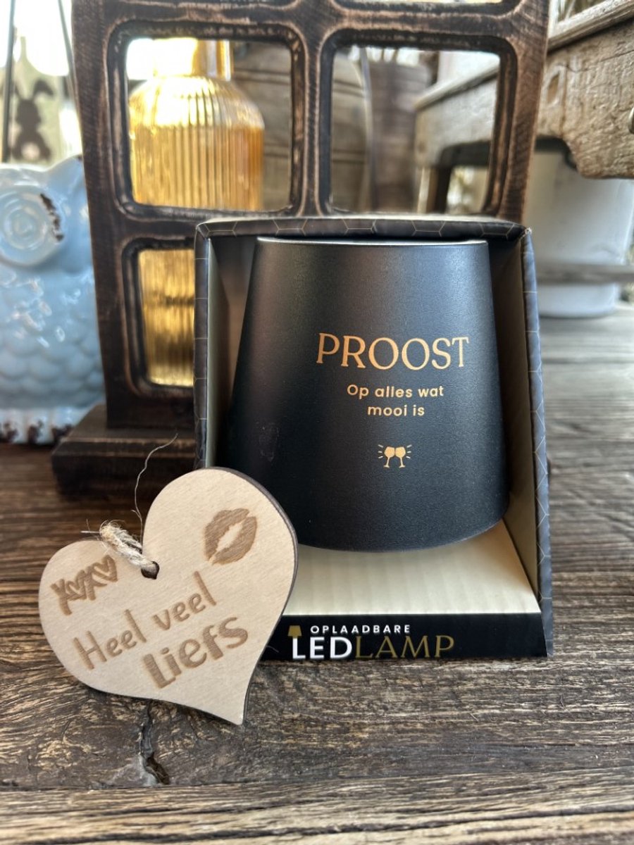 Creaties van Hier – Oplaadbare Led Tafellamp Proost met houten hartje – 13,5 cm – mat zwart met goude bedrukking