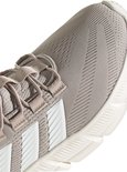 Detail van de voorkant van een lichtgrijze Adidas sneaker met witte strepen.