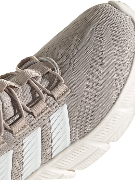 Detail van de voorkant van een lichtgrijze Adidas sneaker met witte strepen.