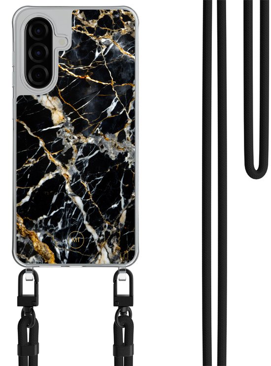 Une coque de téléphone avec un motif marbre noir et des veines dorées, avec un cordon noir.