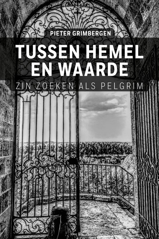 Een open hek met sierlijke krullen opent zich naar een landschap. Een rugzak staat vooraan.