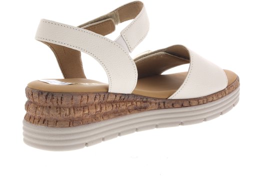 Witte leren sandalen met gesp, enkelbandje en een opvallende kurken plateauzool.
