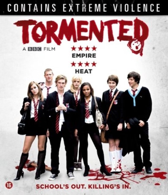 Een groep studenten in schooluniform, met bloedspatten op de grond. "TORMENTED".
