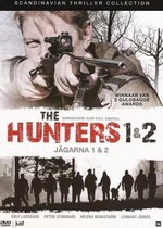 DVD-hoes met een man die door een geweer kijkt. Een groep mensen en honden lopen in de verte.