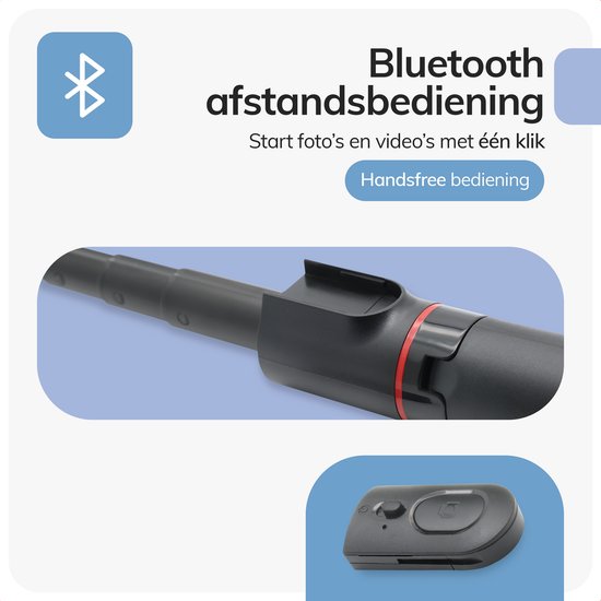 Zwarte selfie stick met rode accenten en een kleine zwarte Bluetooth afstandsbediening.