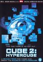 Poster 'Cube 2: Hypercube'. Een blauw oog met vierkante elementen eromheen. Tekst: 'THIS TIME THERE IS NO WAY OUT...'