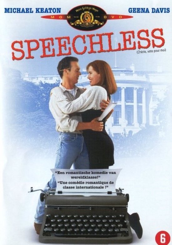 Michael Keaton en Geena Davis omhelzen elkaar voor het Witte Huis, met typemachine.