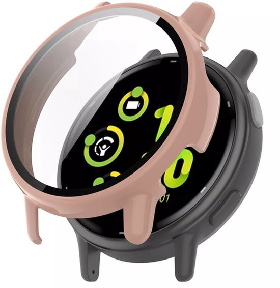 Zalmroze hoesje met glas op een smartwatch met een groen display.
