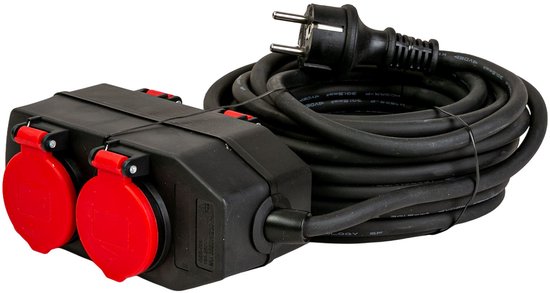 Zwarte stroomverdeler met 4 stopcontacten met rode klepjes, opgerolde kabel en stekker. Geschikt voor buiten.
