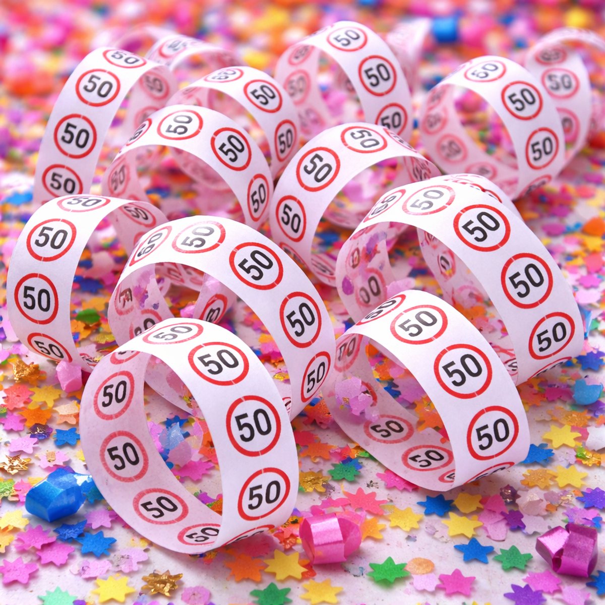PARTYTIME serpentine print '50' - papieren slinger met verkeersbord opdruk - feestversiering voor 50e verjaardag - decoratie voor feest of jubileum - 3840 mm lang - wit met rood en zwart