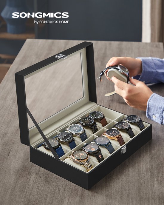 Zwarte horlogedoos met glazen deksel, 10 horloges, een hand pakt een horloge.