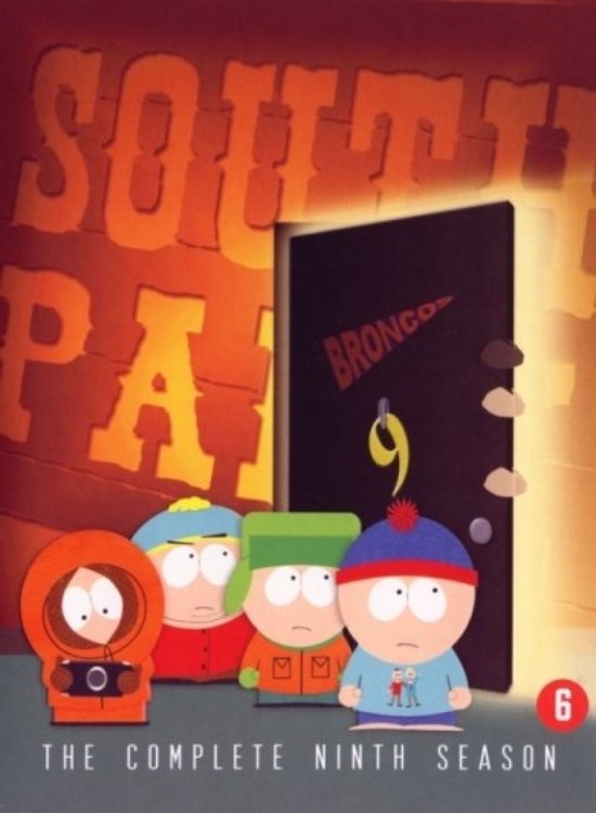 South Park - De Complete Negende Seizoen, met Stan, Kyle, Cartman en Kenny voor een deur met 'Bronco 9' erop.