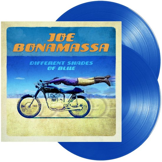 Albumcover 'JOE BONAMASSA DIFFERENT SHADES OF BLUE' met man liggend op een motor, twee blauwe vinylplaten.
